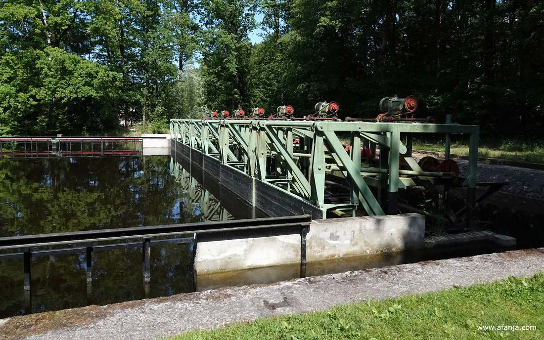 zeven golfmachines op een rij in het Waterloopbos
