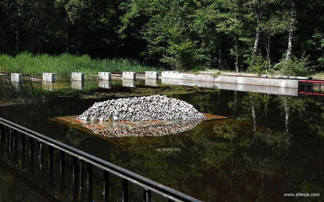 de golfslagbak met een eiland van stenen