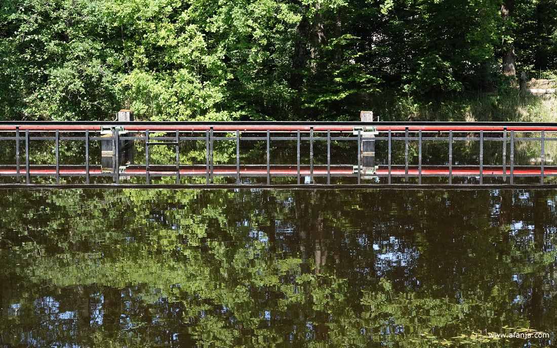 een rail langs de golfslagbak