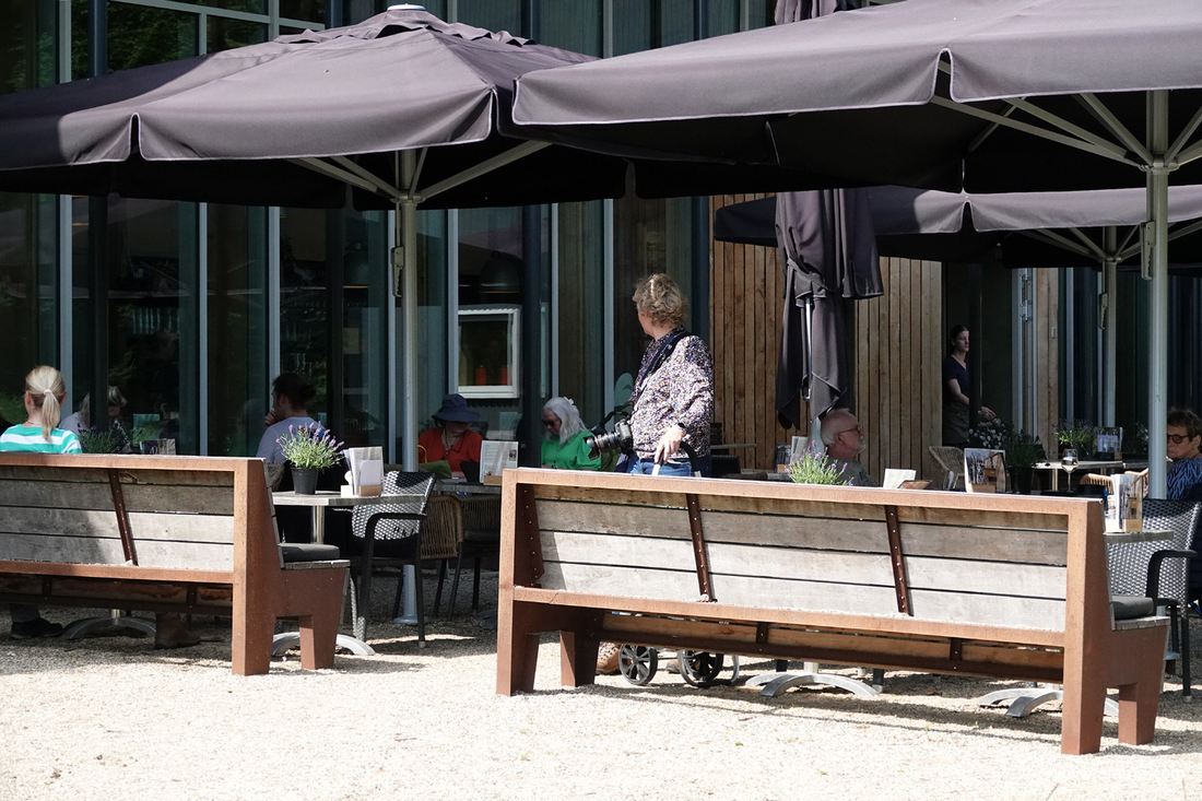 fotomaatje Jetske staat op het terras op me te wachten