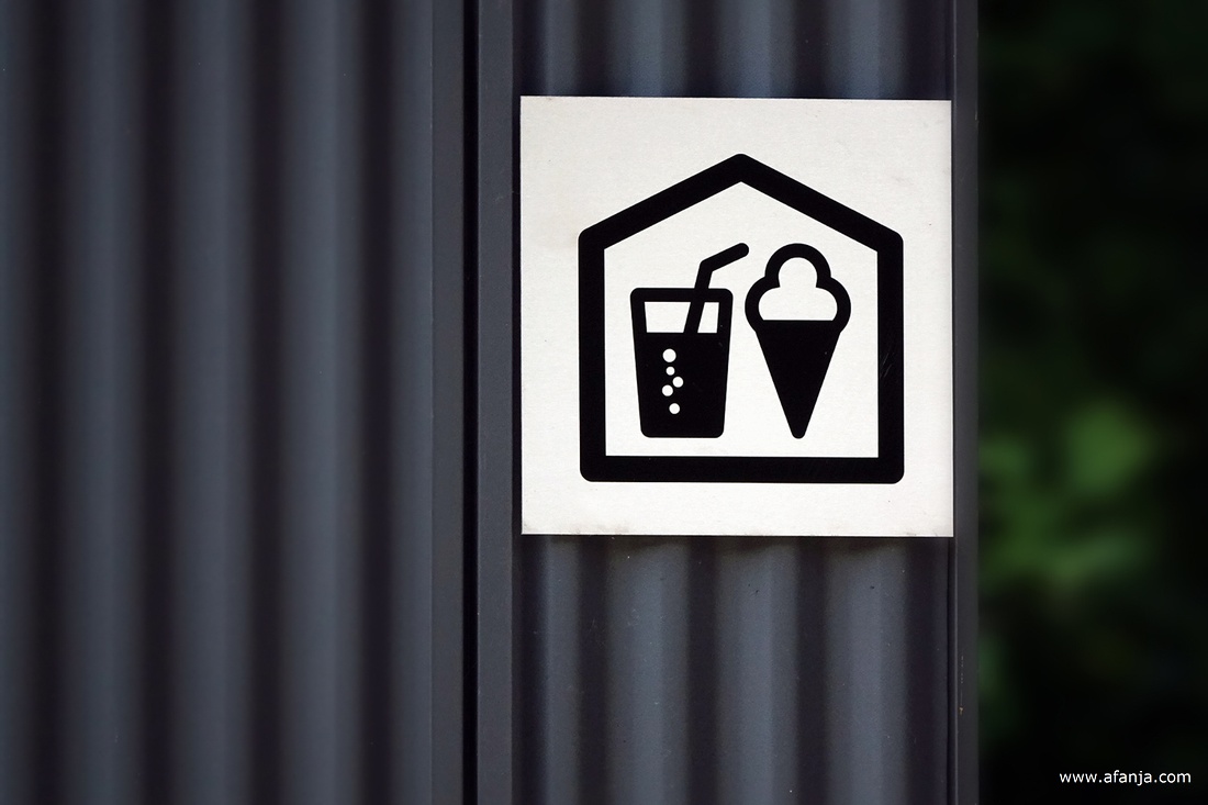 een bordje met daarop een glas frisdrank en een ijsje bij het 'Proeflab' in het Waterloopbos