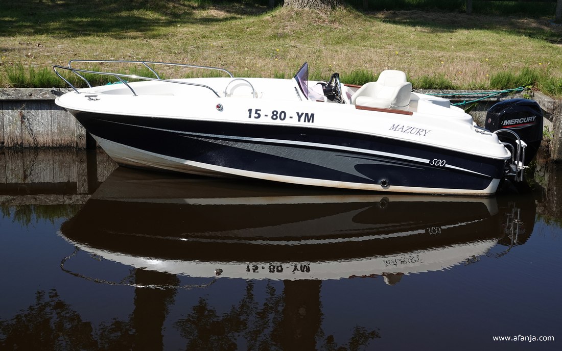 een speedboot met weerspiegeling in het haventje van Smalle Ee