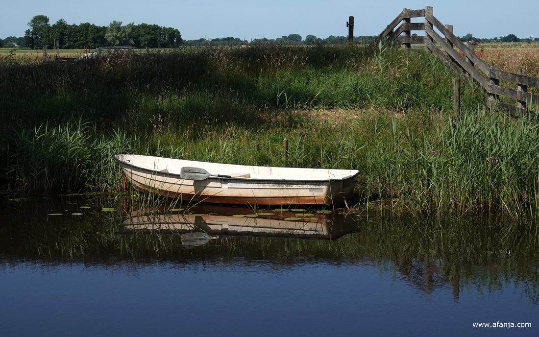 een roeibootje met weerspiegeling in het haventje van Smalle Ee