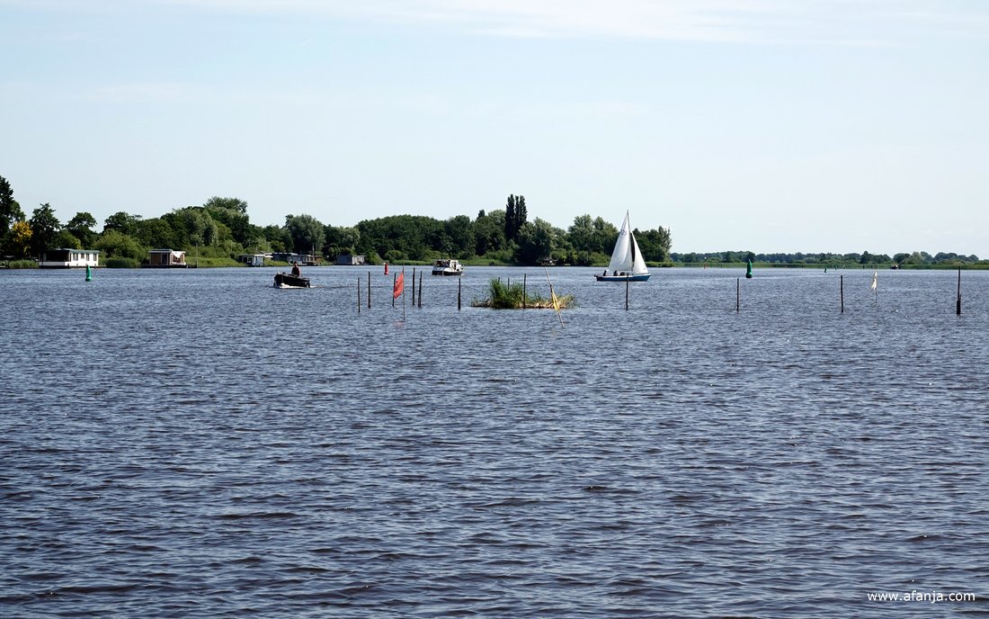 uitzicht over de Headamsleat, over een paar weken strijden de skûtsjes hier weer boord aan boord
