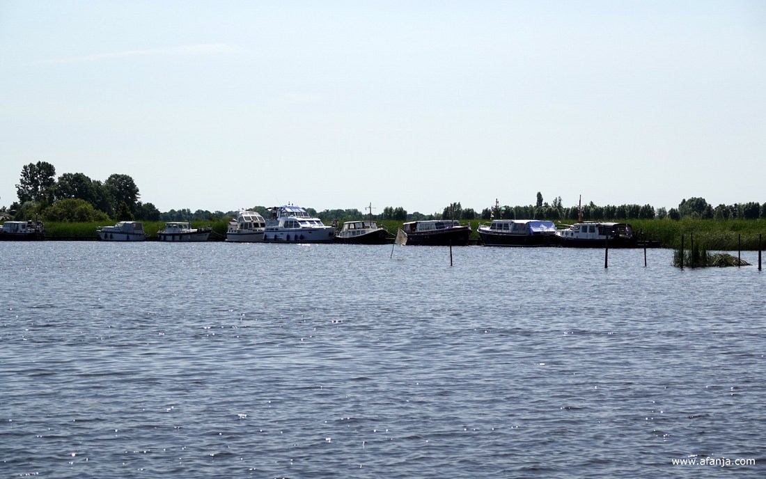 plezierboten liggen voor de wal in de Headamsleat