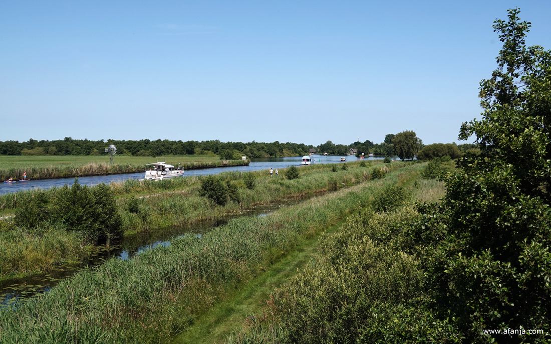 de door zonne-energie aangedreven excursieboot 'Blaustirns' van 'It Fryske Gea' verdwijnt langzaam uit zicht