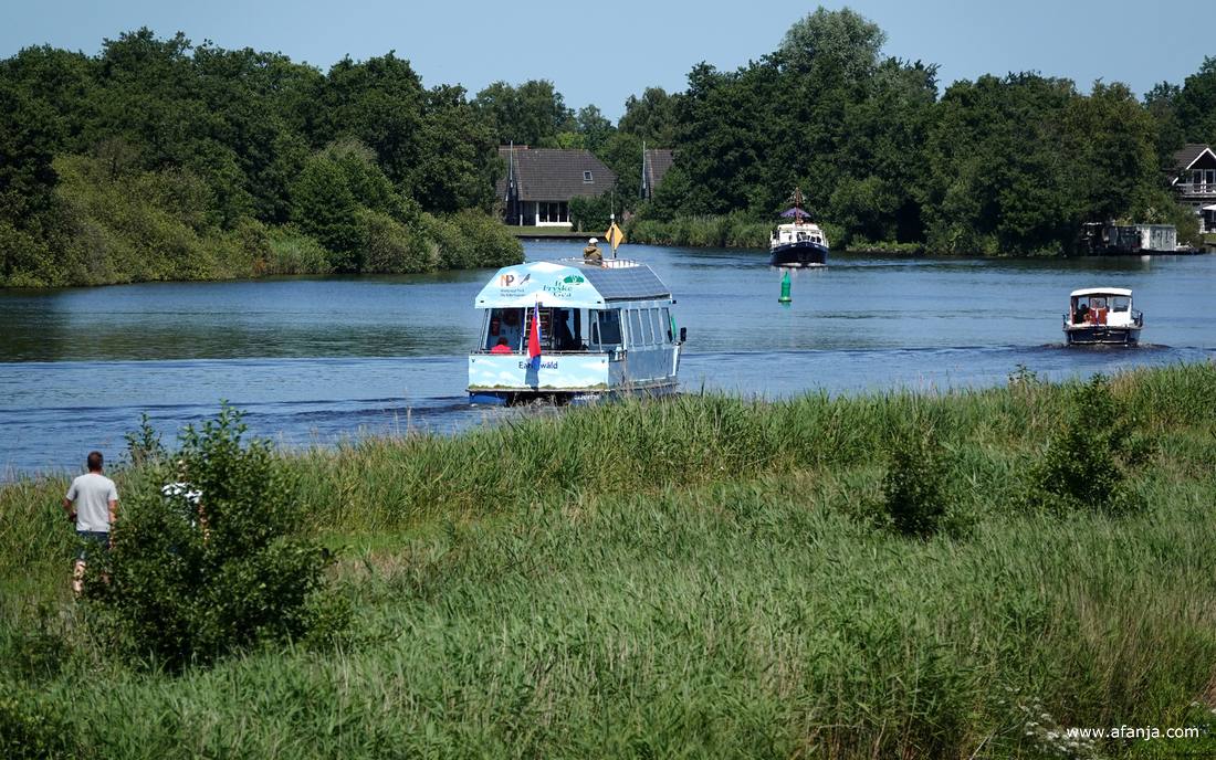 de door zonne-energie aangedreven excursieboot 'Blaustirns' van 'It Fryske Gea'
