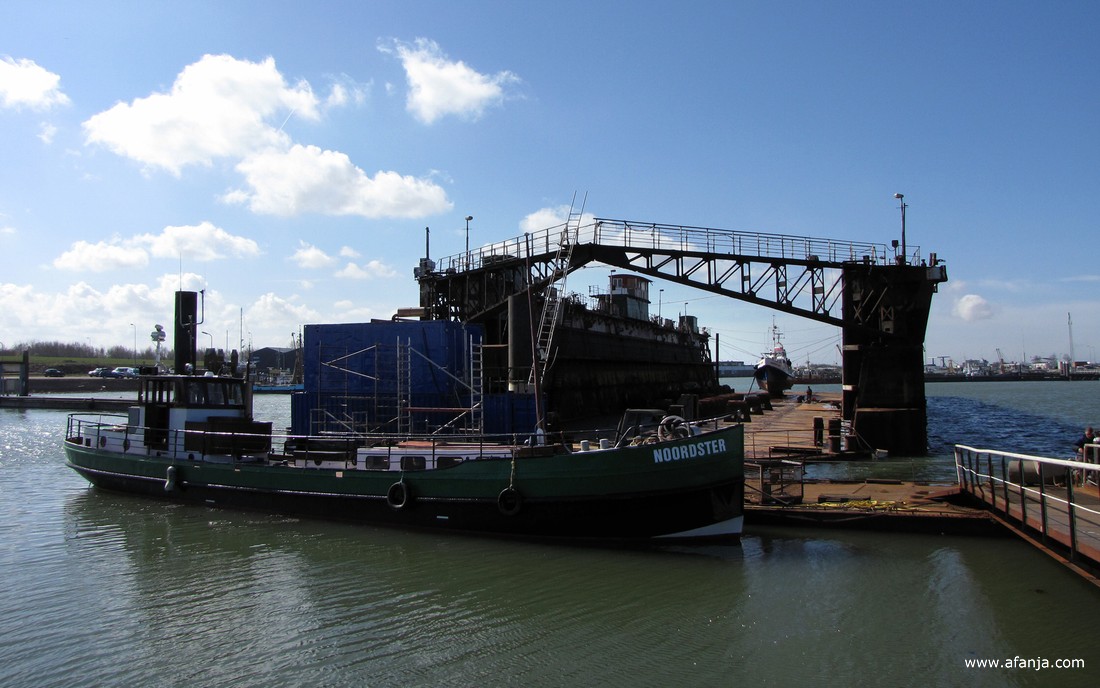 in 2011 lag er een groot oud droogdok aan de noordkant van de haven van Lauwersoog