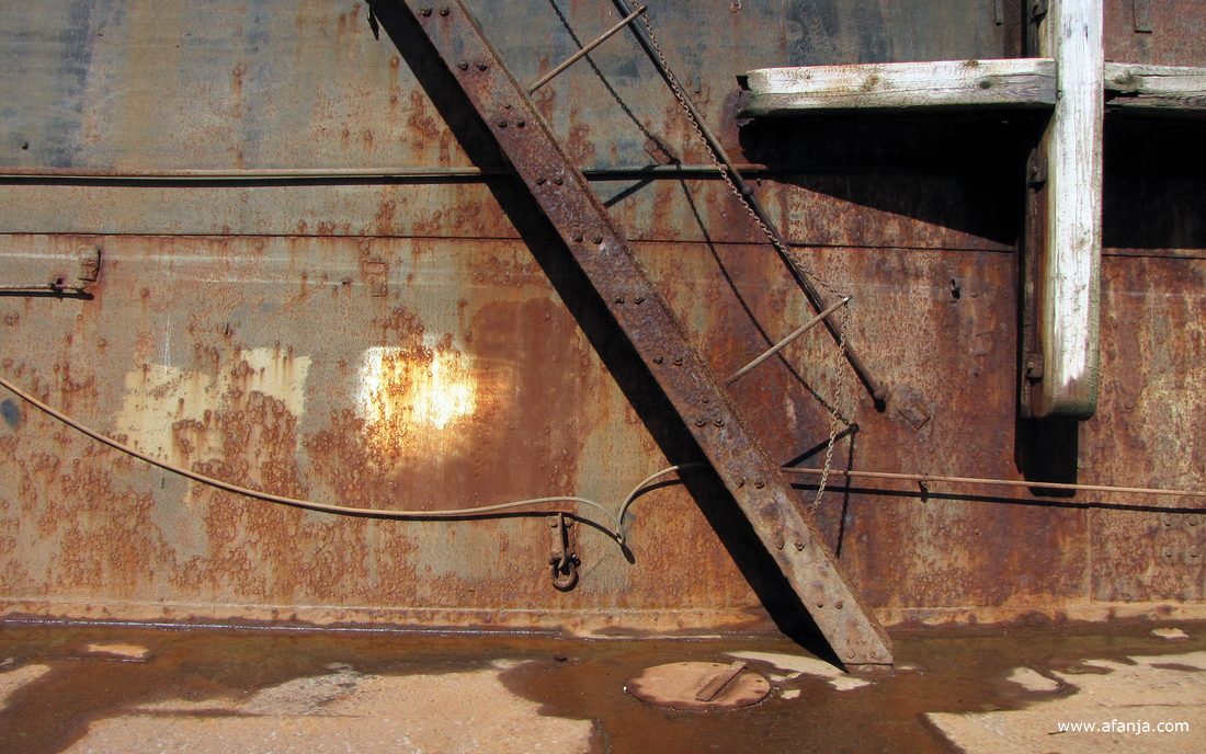 aan boord van het grote oude droogdok in de haven van Lauwersoog