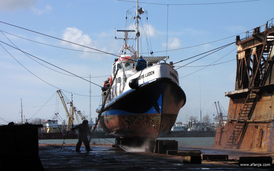 aan boord van het grote oude droogdok in de haven van Lauwersoog werd gewerkt aan de reddingsboot 'Gebroeders Luden'