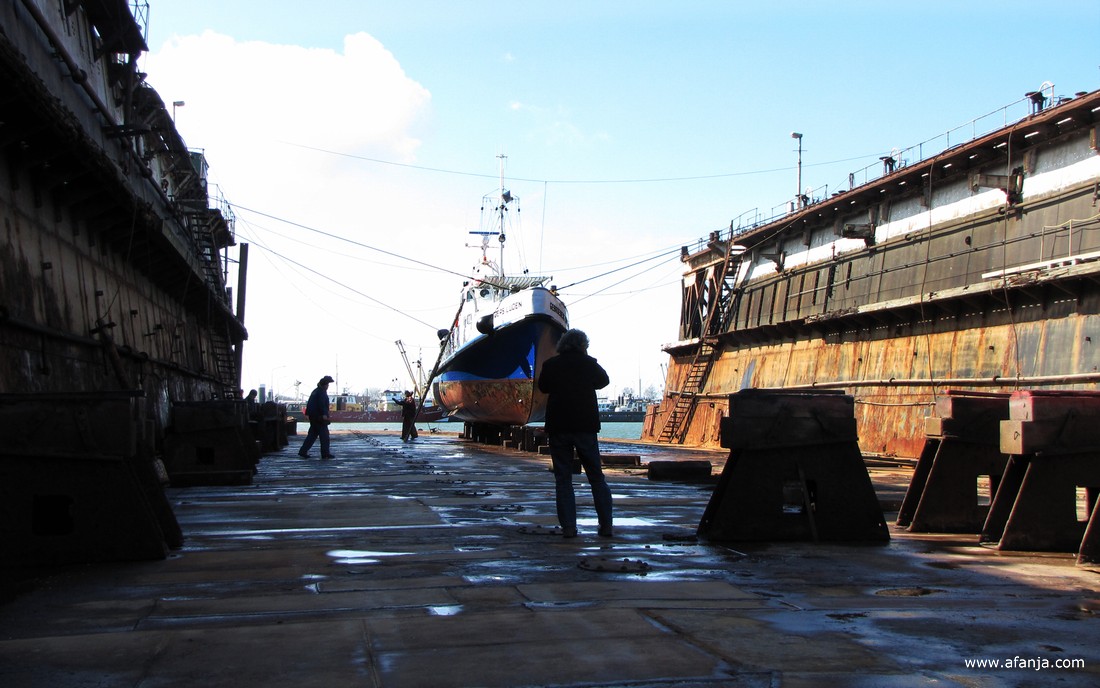 aan boord van het grote oude droogdok in de haven van Lauwersoog werd gewerkt aan de reddingsboot 'Gebroeders Luden'