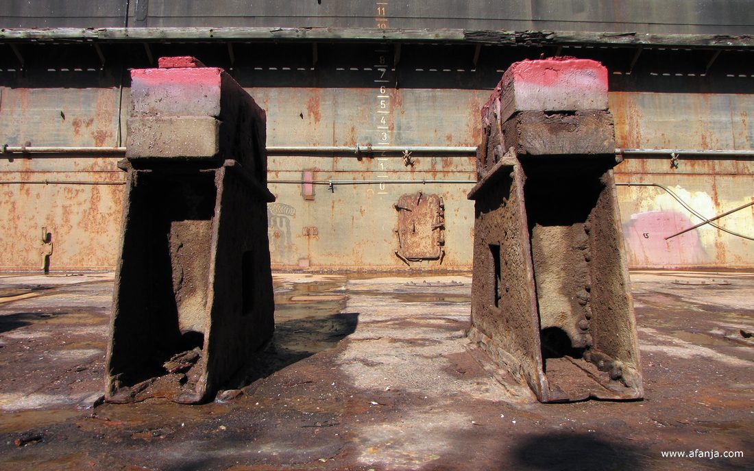 aan boord van het grote oude droogdok in de haven van Lauwersoog