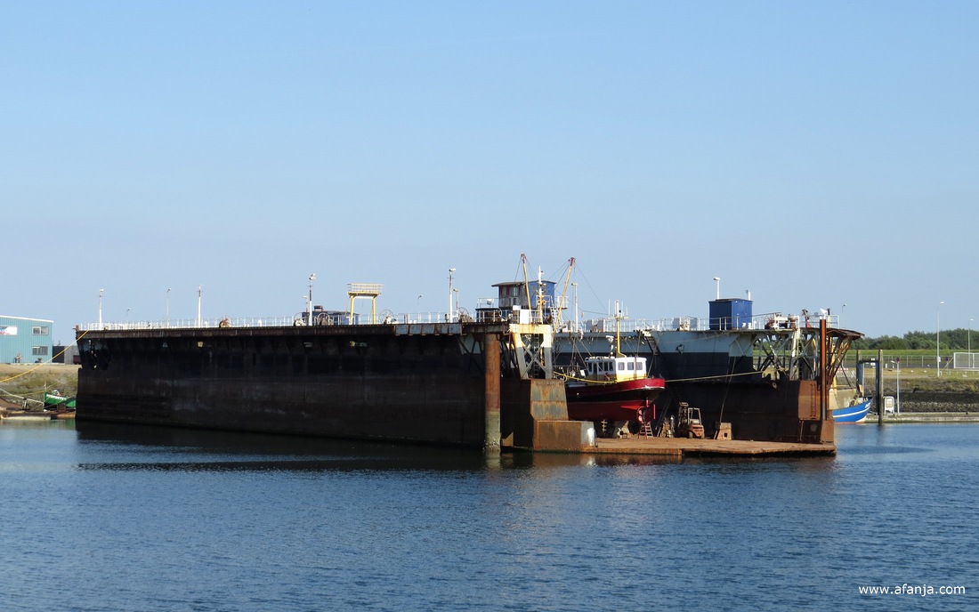 het grote oude droogdok in de haven van Lauwersoog in 2013