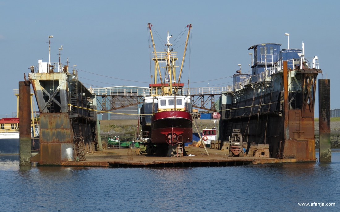 het grote oude droogdok in de haven van Lauwersoog in 2013