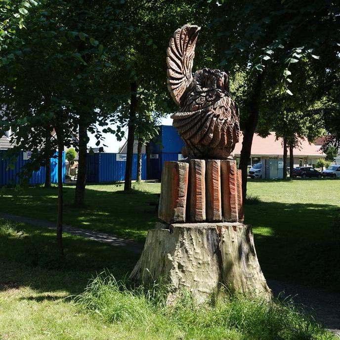 een uit hout gesneden uil in Oudega