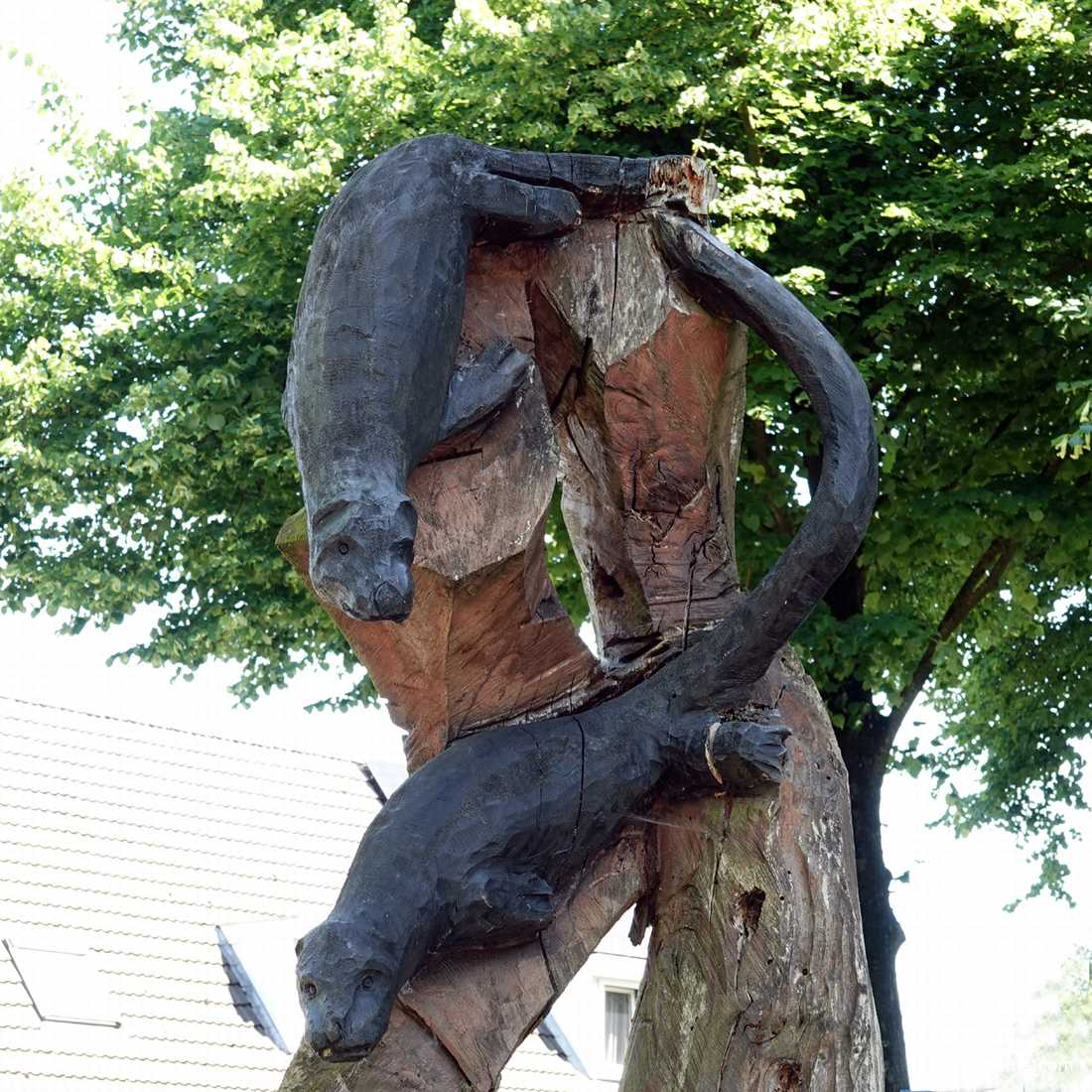 twee uit hout gesneden otters in Oudega