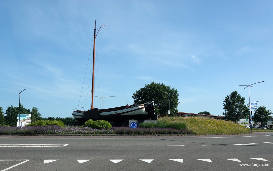 skûtsje 'Henderika' op de rotonde bij het Noord in Drachten