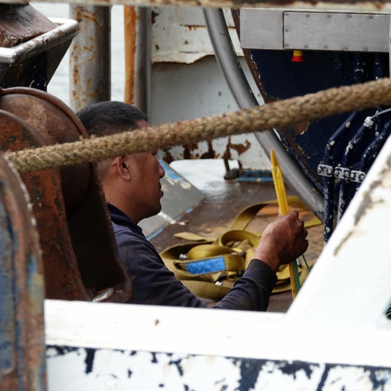 een visser is netten aan het boeten