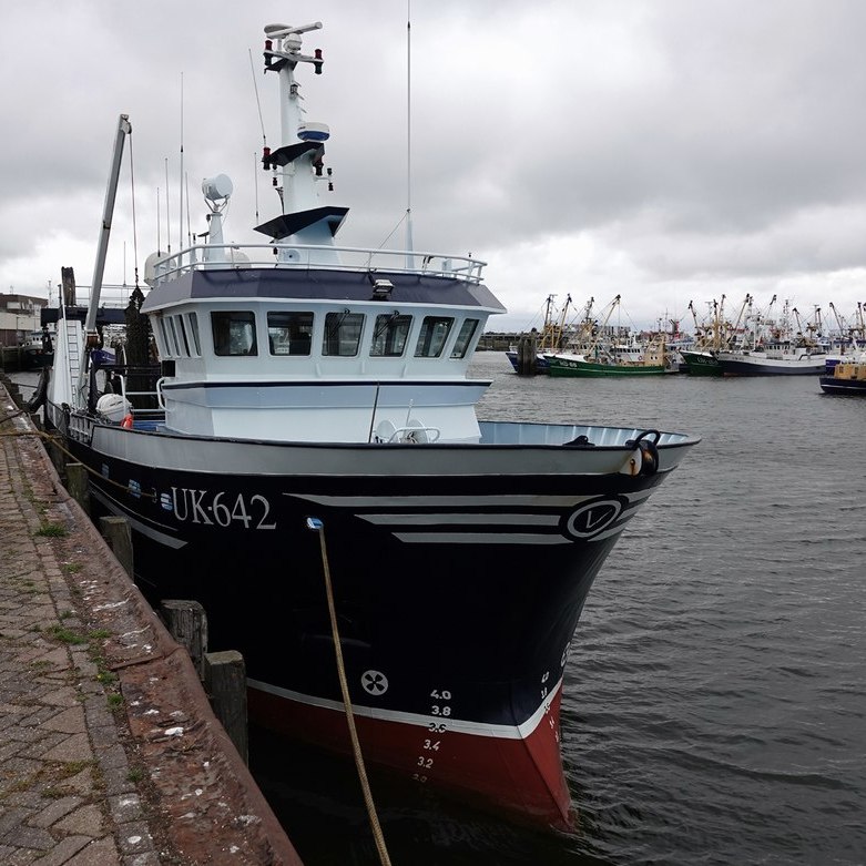 de UK 642 ligt aan de kade in haven van Lauwersoog