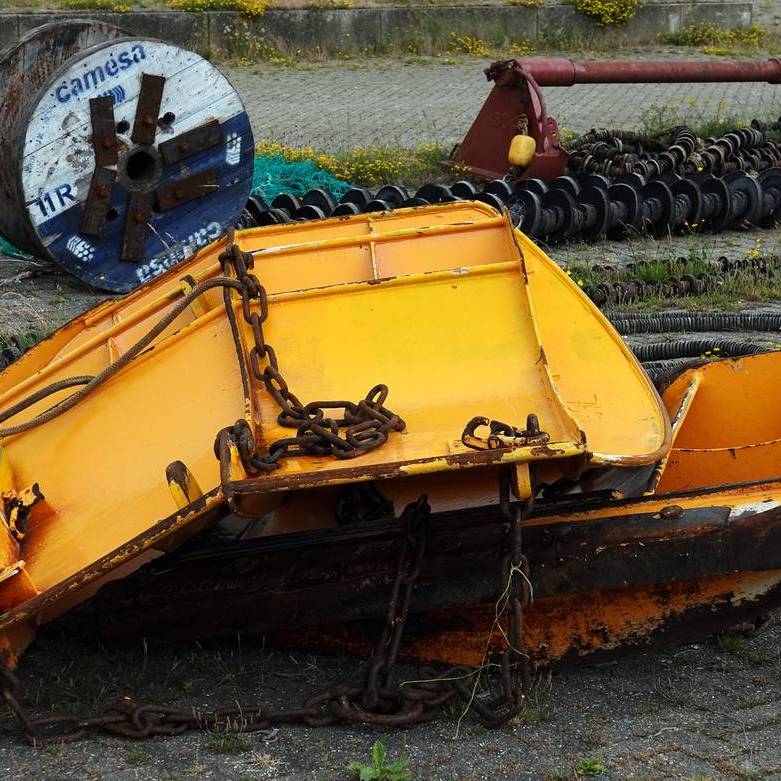 geel en roestbruin op de kade van Lauwersoog