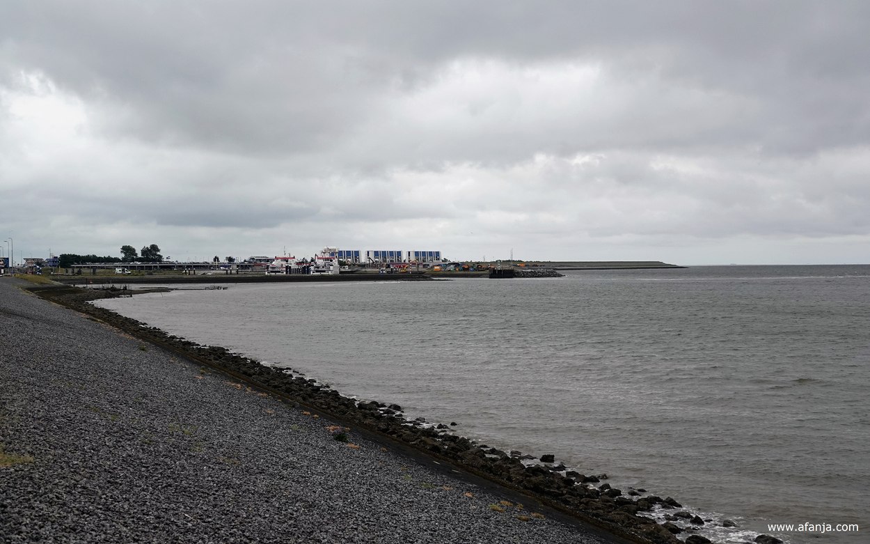 bij de havenmonding van Lauwersoog