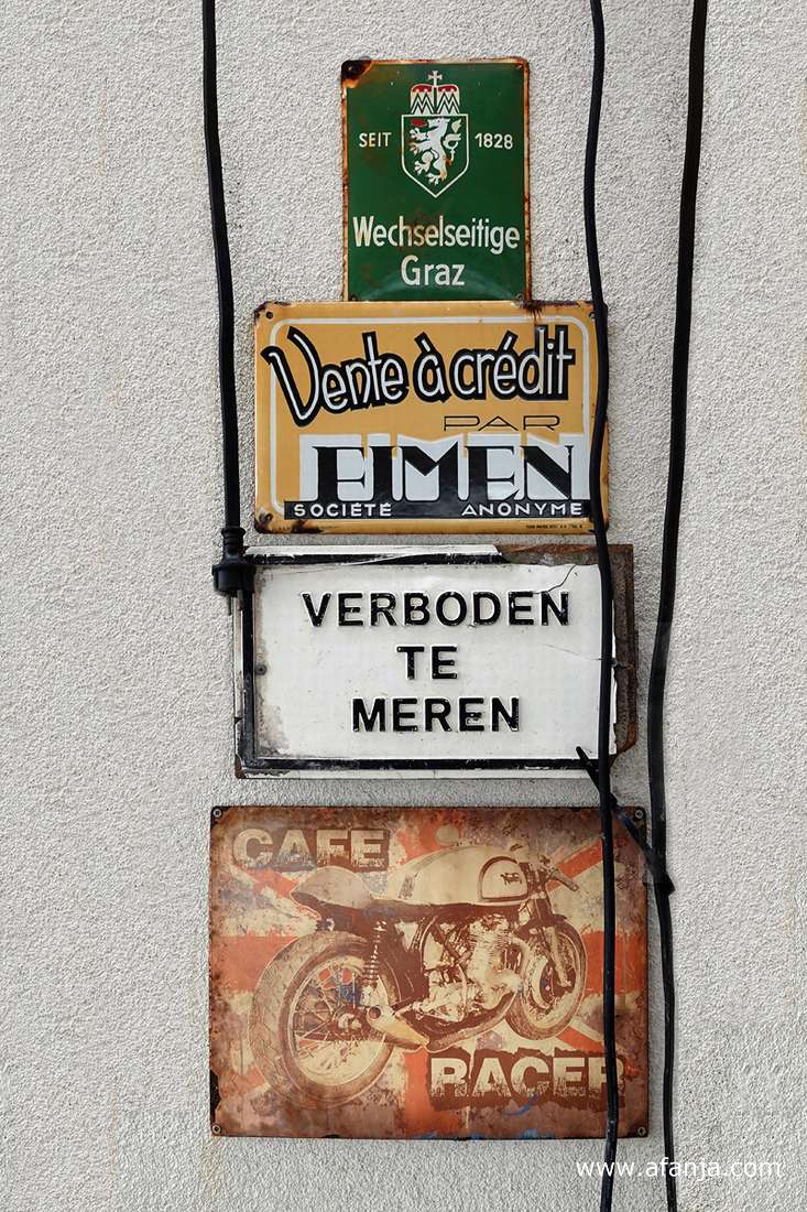 bordjes aan de muur bij restaurant 't Ailand