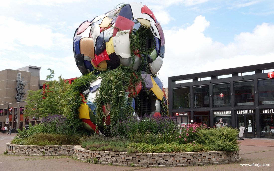 een kunstwerk van motorkappen van auto's in de vorm van een 8 op het Raadhuisplein