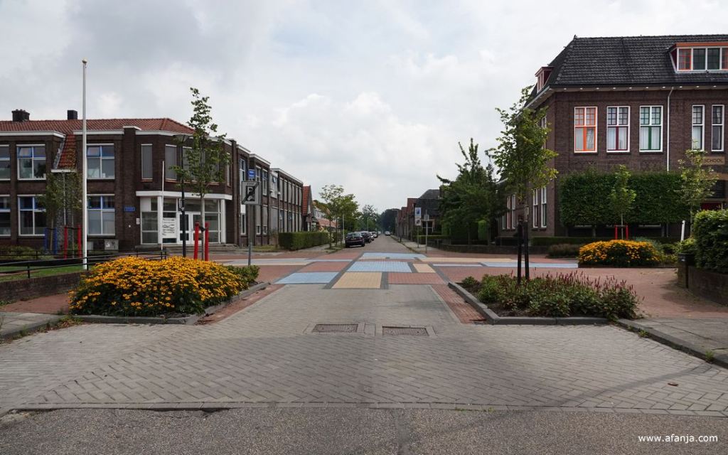 kruising Torenstraat - Houtlaan, met rechts de Rijks Landbouw Winterschool