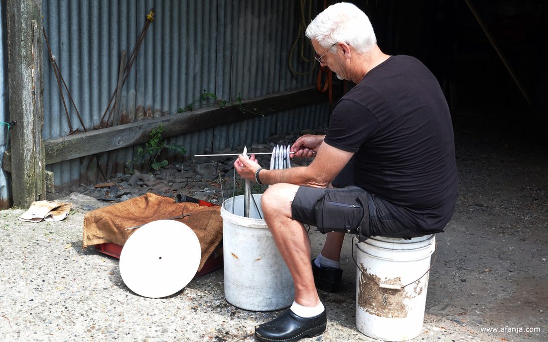 de palingen worden aan pennen geregen