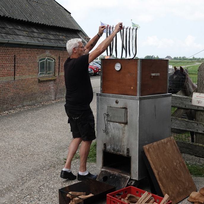de palingen worden in de rookoven gehangen