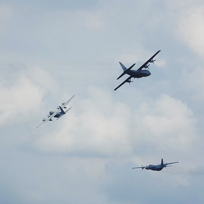 drie militaire vliegtuigen tijdens de laagvliegoefening 'Falcon Leap' boven de Leijen