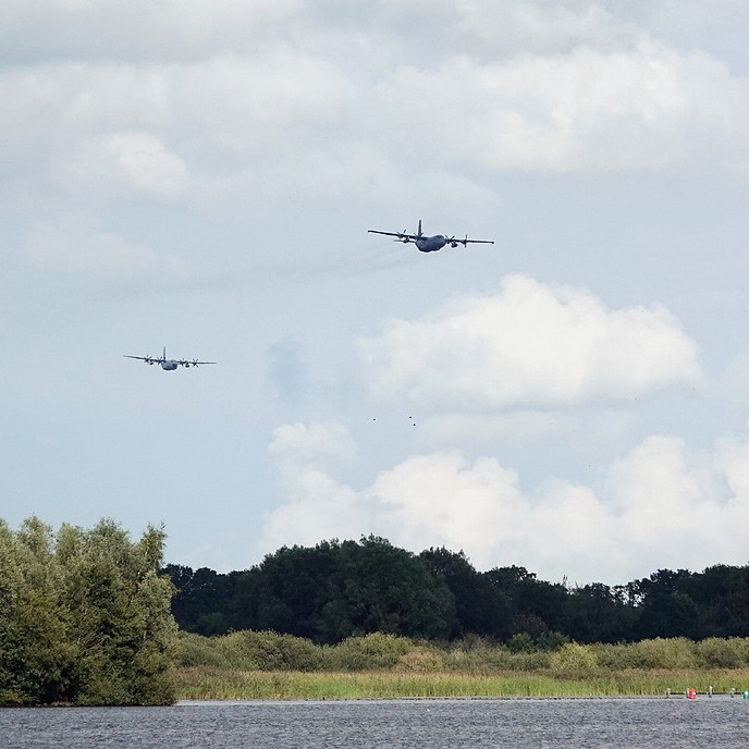 drie militaire vliegtuigen tijdens de laagvliegoefening 'Falcon Leap' boven de Leijen