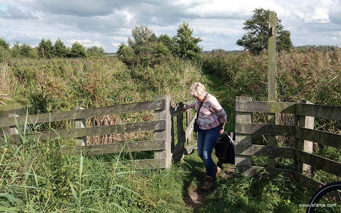 fotomaatje Jetske loopt met haar rollende cameratas door het hekje