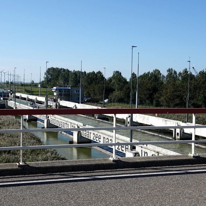 een voor mij niet geheel leesbare tekst bij de Prinses Margrietsluis