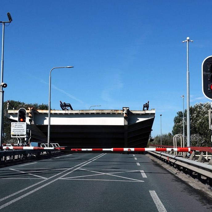 de brug over het P.M kanaal gaat omhoog