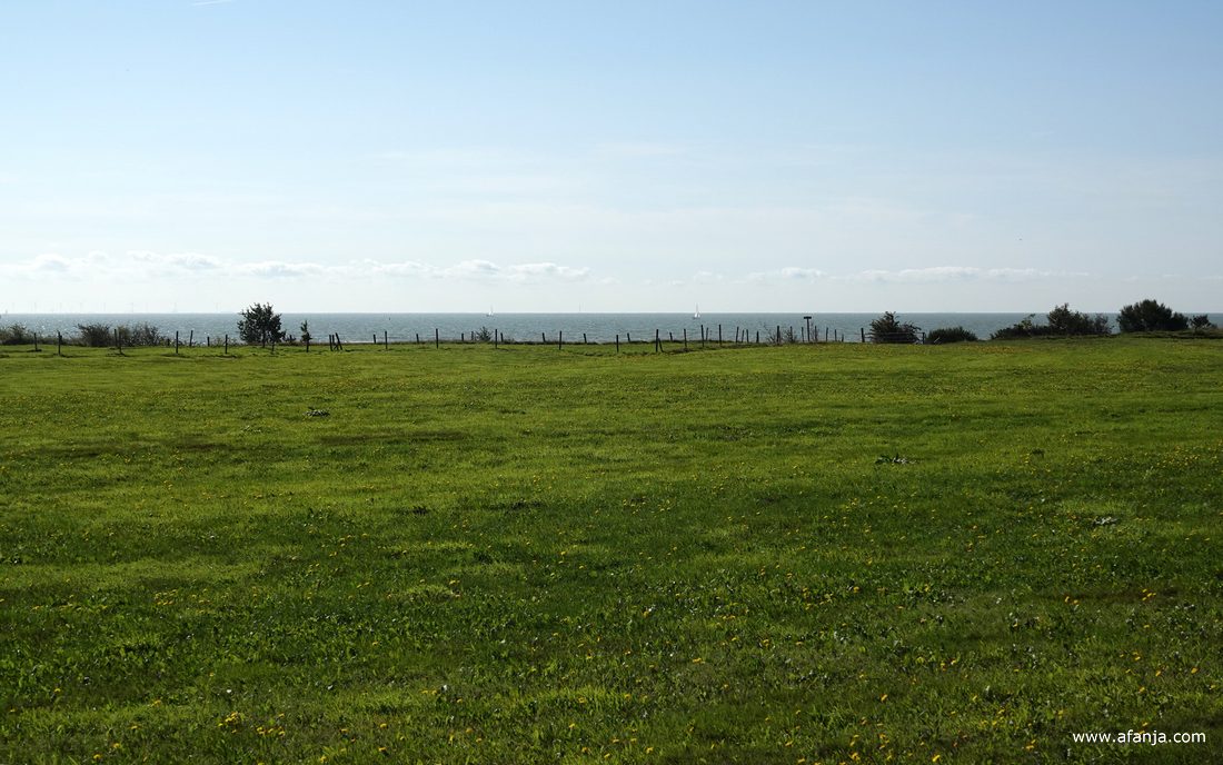 een rij paaltjes aan het eind van het Oudemirdumer Klif