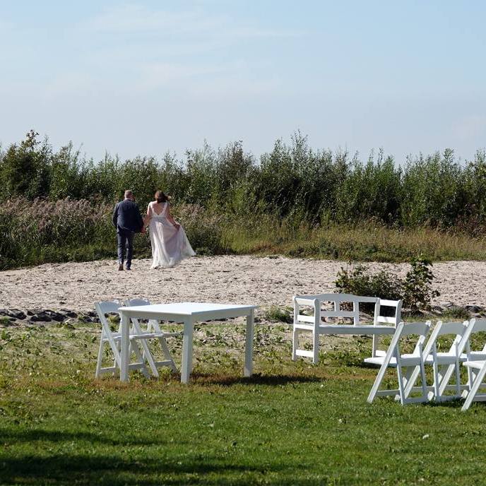 het bruidspaar loopt een stukje verderop de natuur in