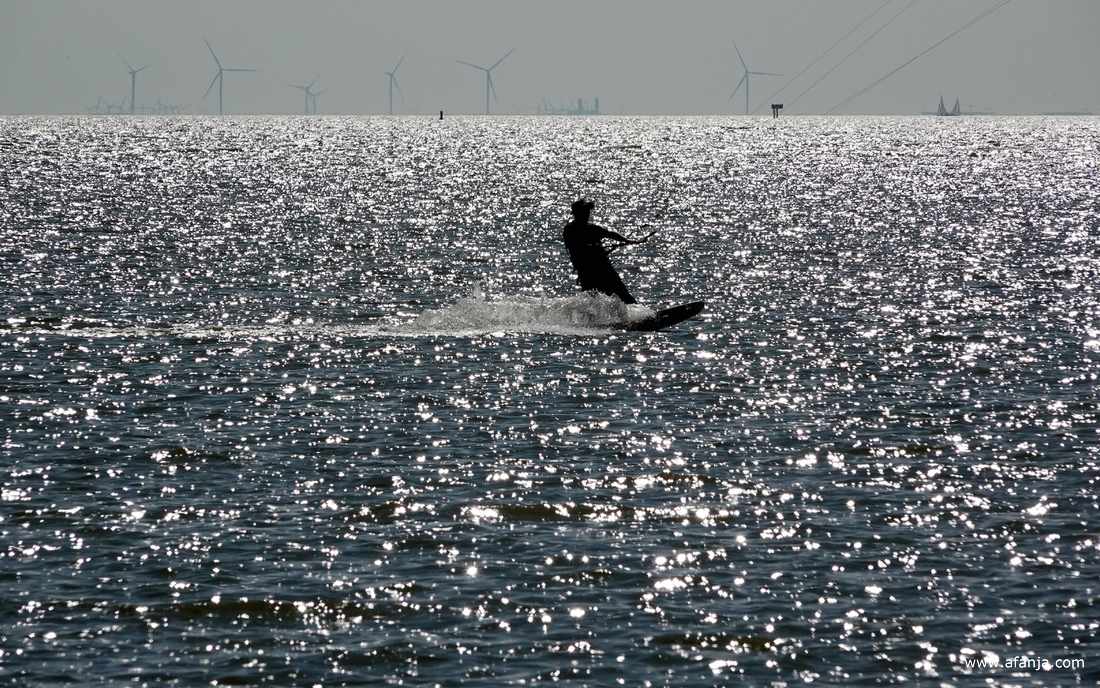 kitesurfende schimmen op schitterend water