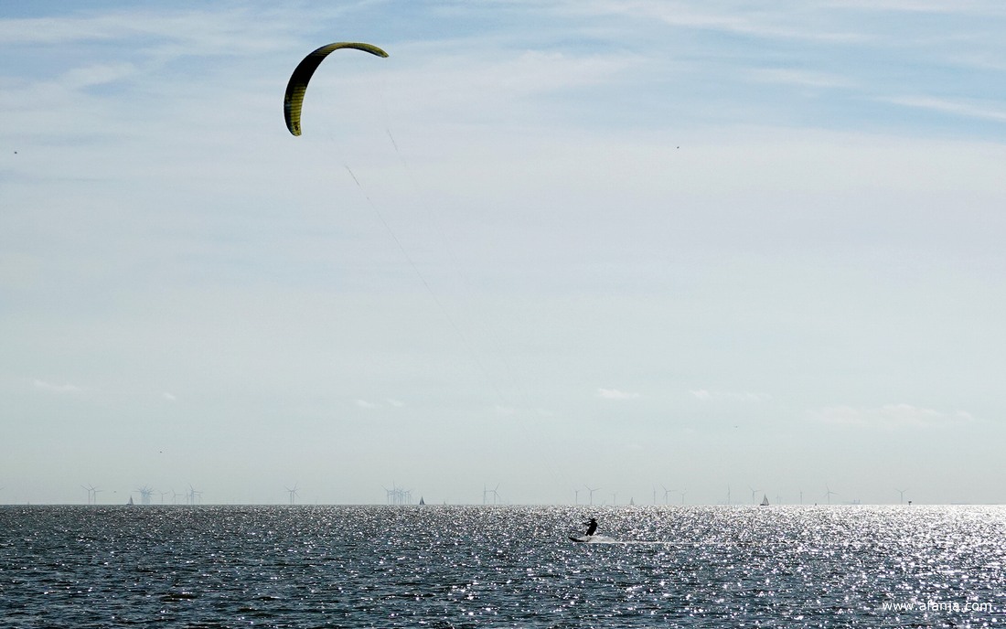 kitesurfende schimmen op schitterend water