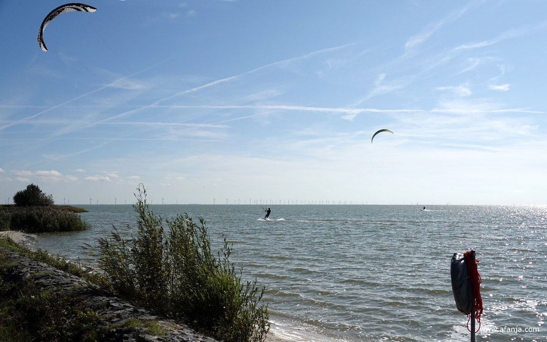 verderop zijn twee kitesurfers te zien