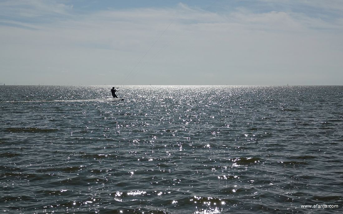 kitesurfende schimmen op schitterend water