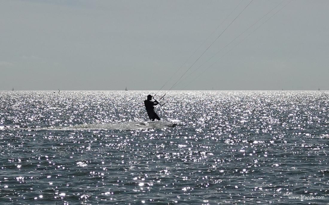 kitesurfende schimmen op schitterend water