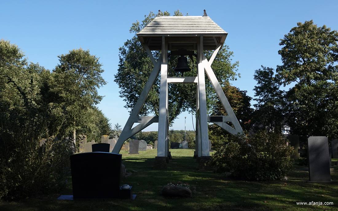 de klokkenstoel op de begraafplaats van Mirns