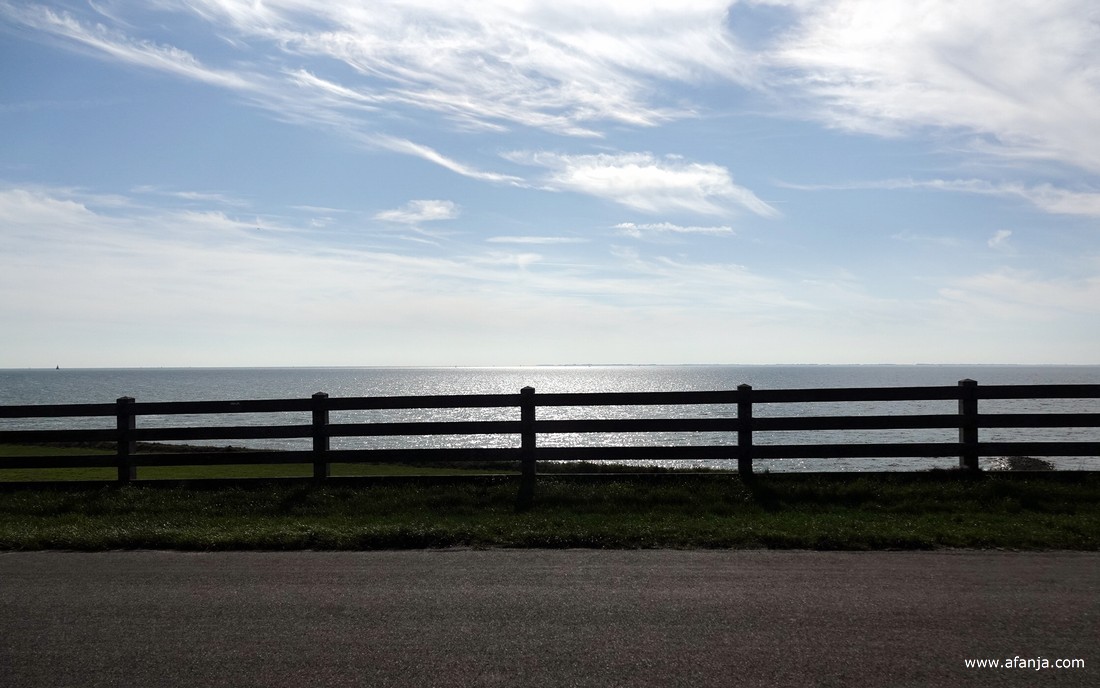 achter het hek glinstert het IJsselmeer
