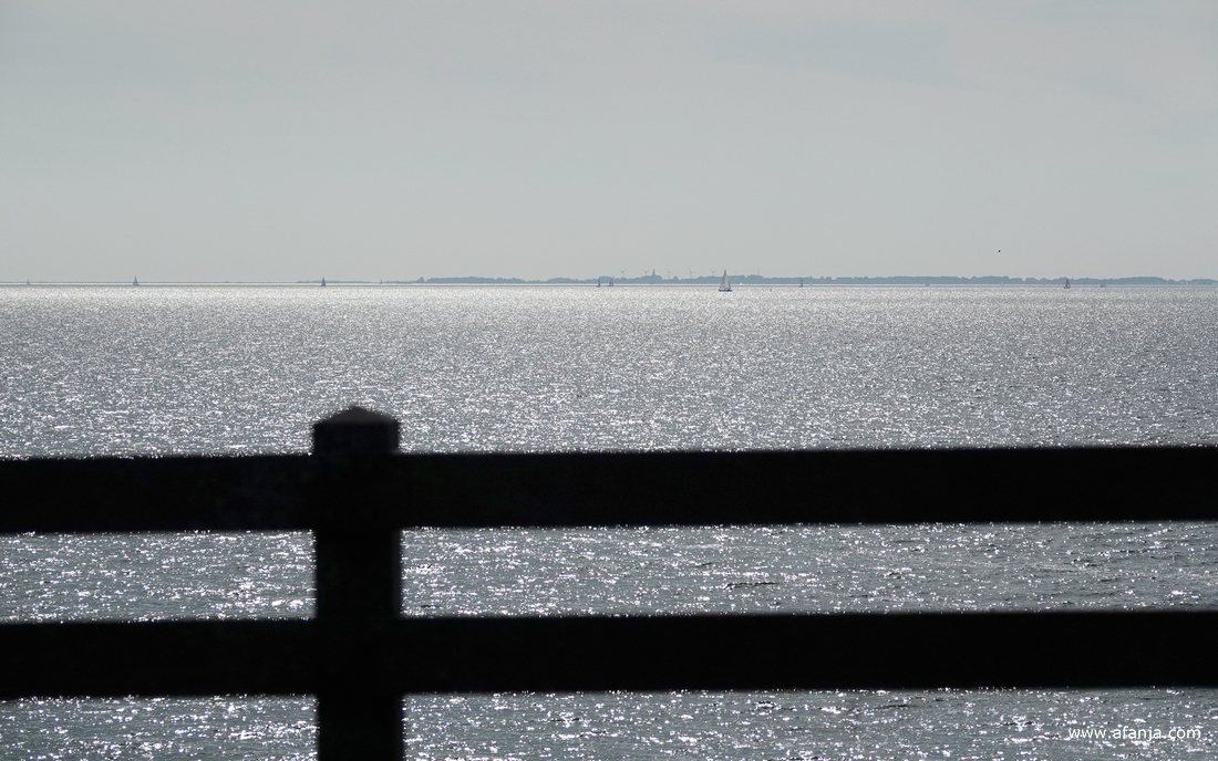 achter het hek glinstert het IJsselmeer