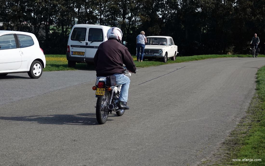 de berijder van de Honda brommer daalt knetterend Reaklif af