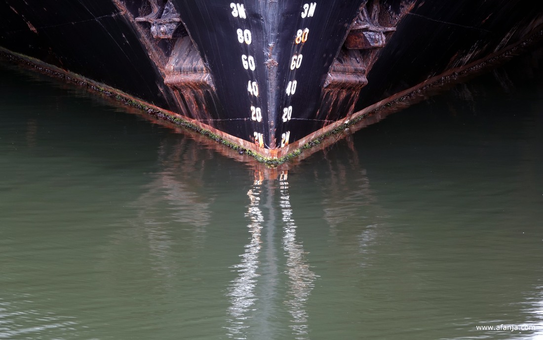 een boeg in de haven van Lauwersoog