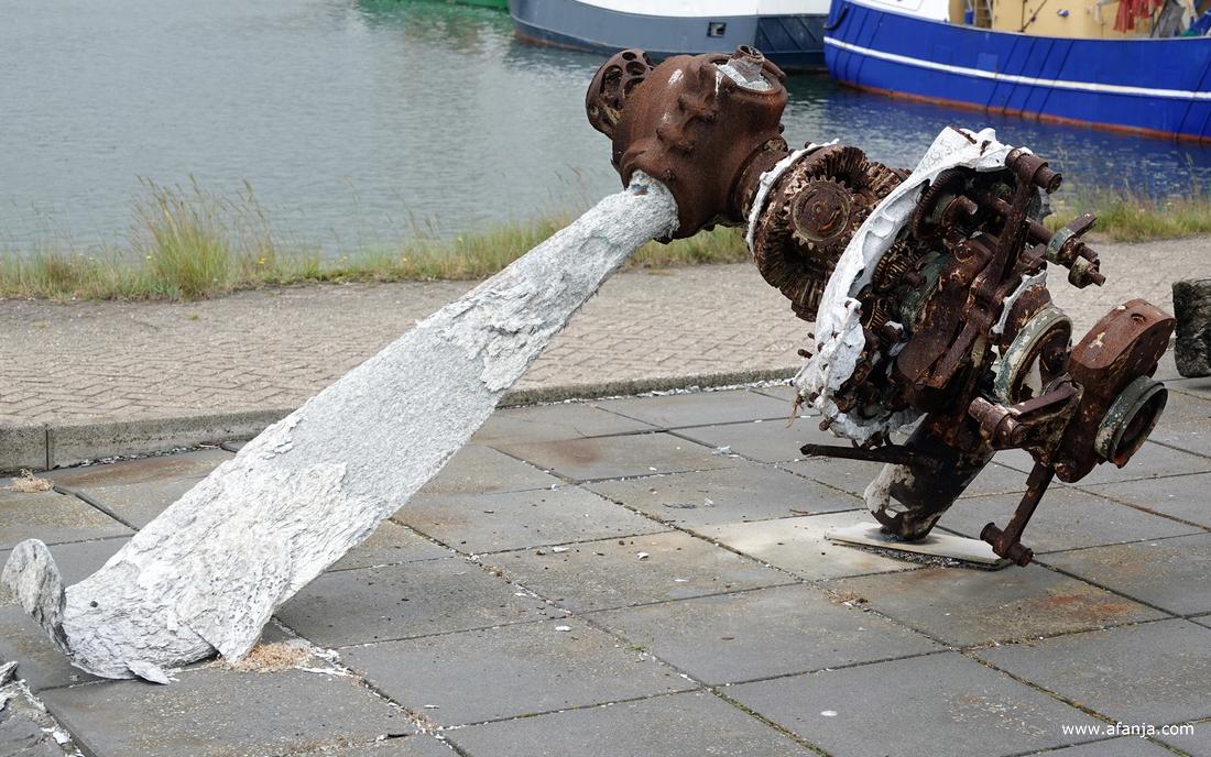 een deel van een oude vliegtuigmotor