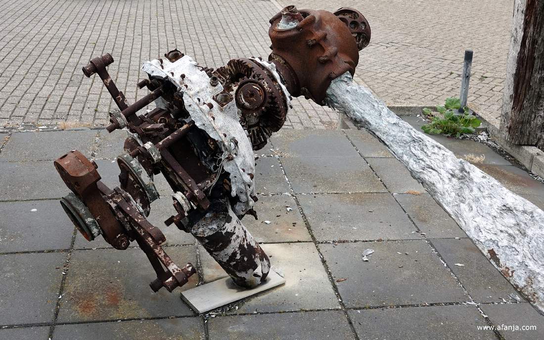 een deel van een oude vliegtuigmotor