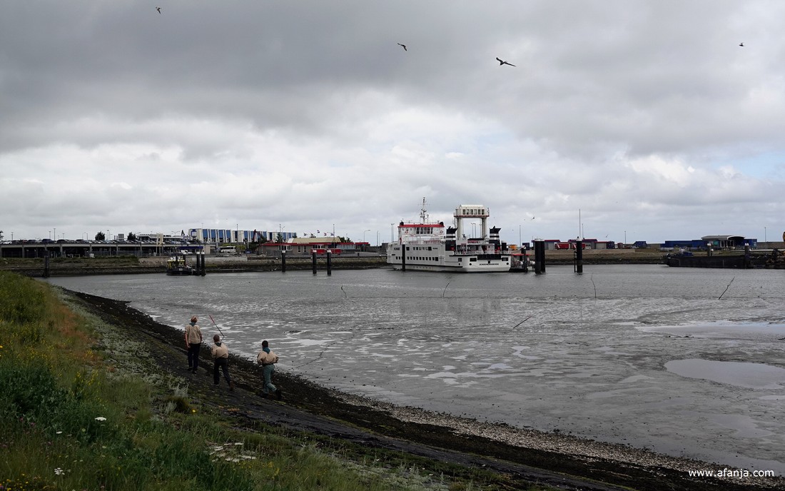verderop lag een van de veerboten naar Schiermonnikoog